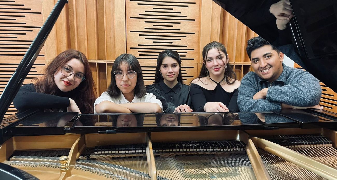 Jóvenes pianistas en concierto